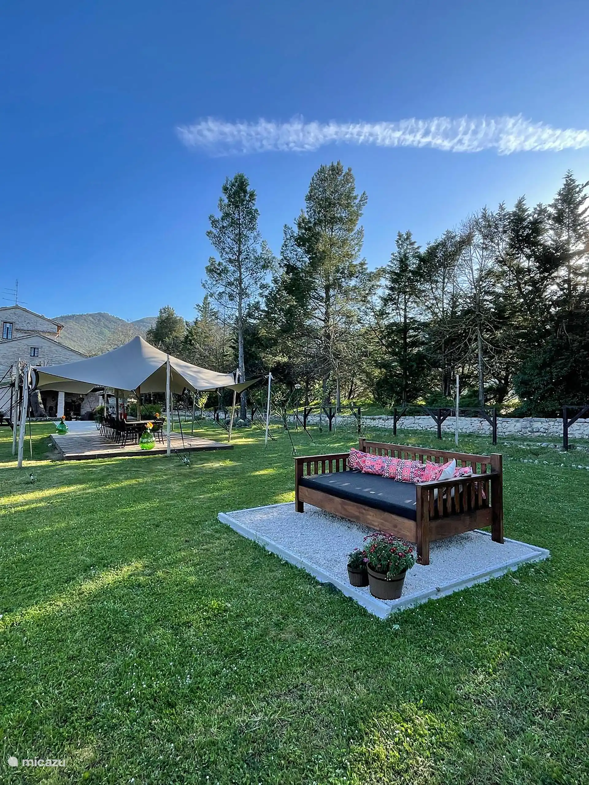 Canapé de salon dans le grand jardin.