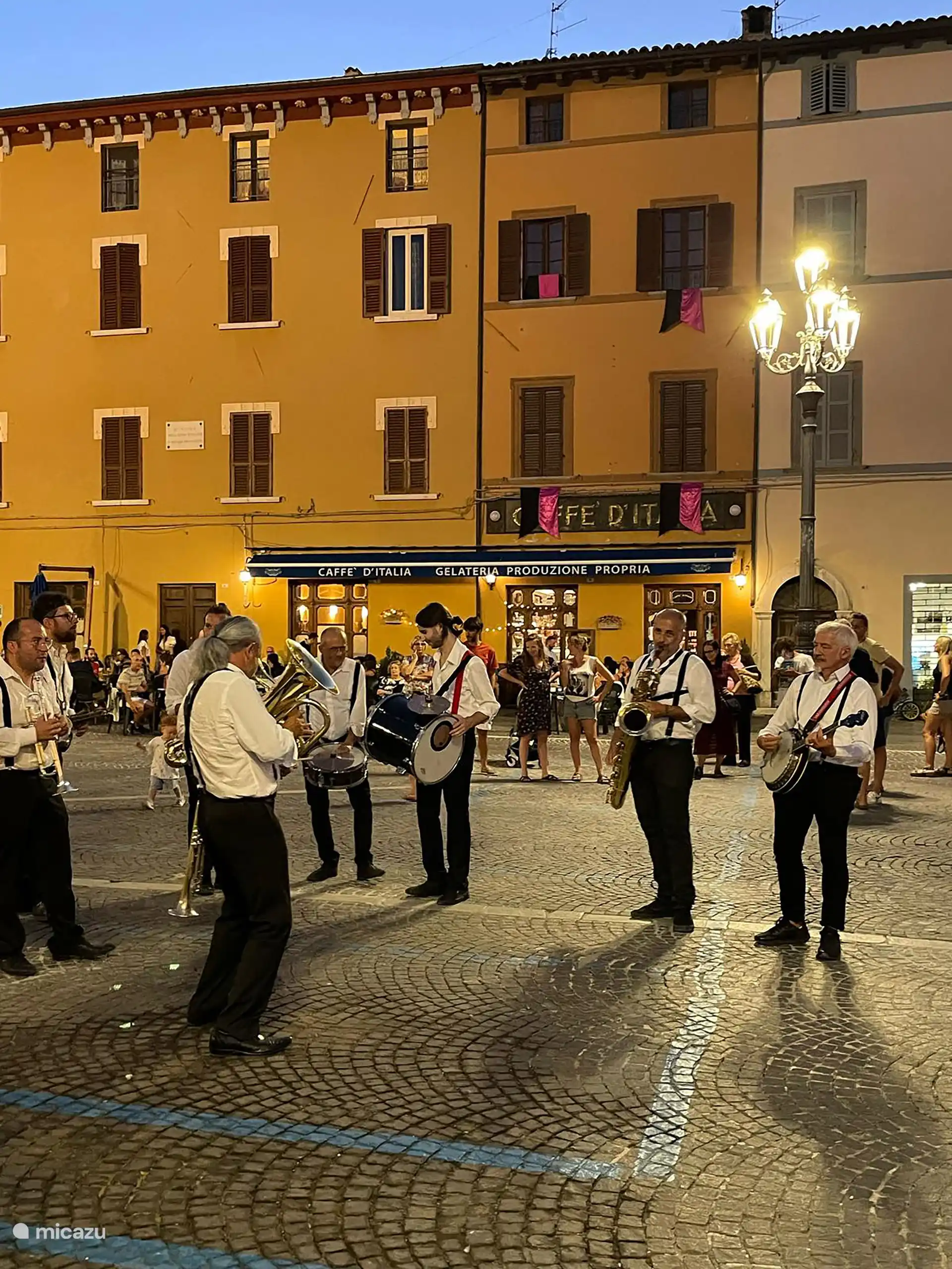 Centre de Cagli où il y a toujours quelque chose à faire pendant les mois d’été. Des terrasses confortables et de délicieux restaurants à des prix abordables.