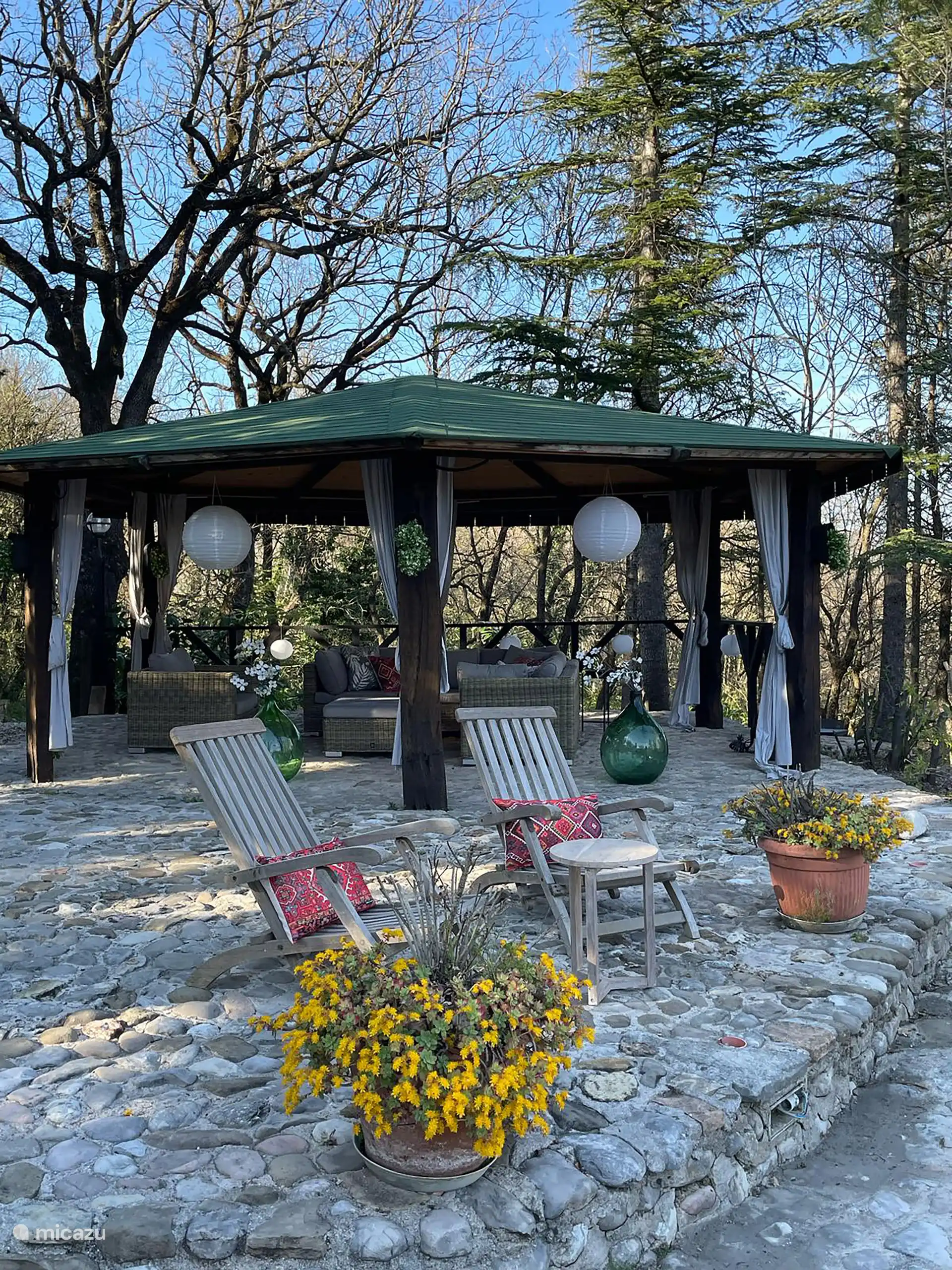 L’une des terrasses au bord de la piscine.