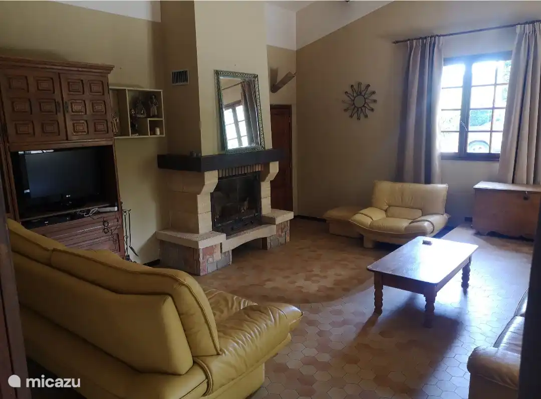 Geräumiges Wohnzimmer von 6 x 6 m mit Kamin