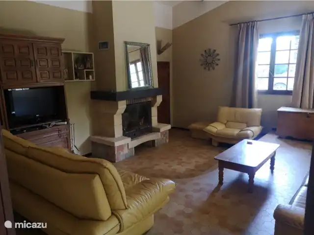 Descanso vacacional en Francia, Gard, Salazac  - casa vacacional Amplio salón comedor de 6m por 6m con chimenea