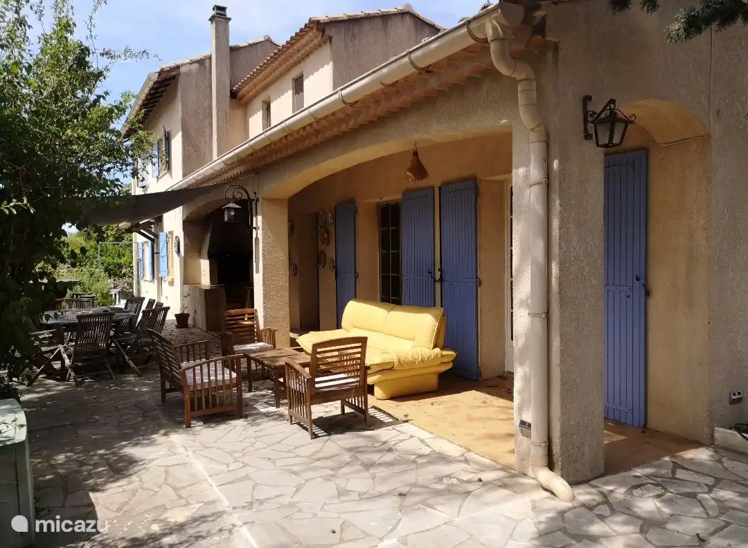 Vorderseite des Hauses mit Südterrasse