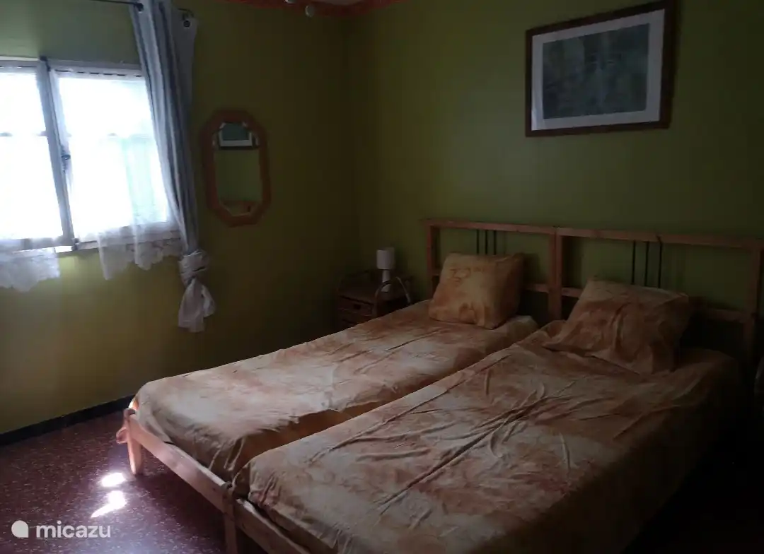 Schlafzimmer 2 mit 2 Einzelbetten, das auch als Doppelbett dient.