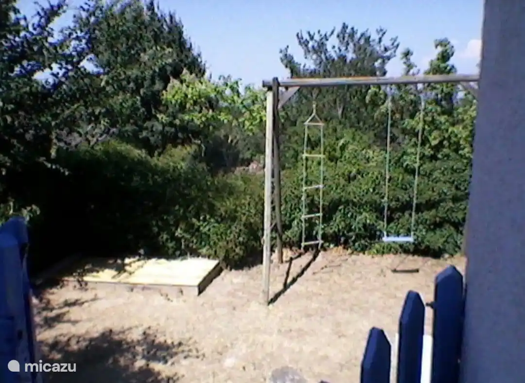 Schaukel und Sandkasten