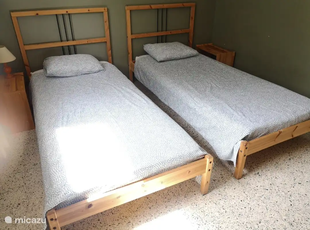 Schlafzimmer 1 mit 2 Einzelbetten, das auch als Doppelbett dient.