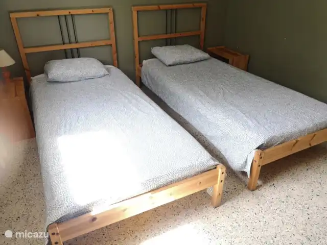 Descanso vacacional en Francia, Gard, Salazac  - casa vacacional Dormitorio 1 con 2 camas individuales que también sirve como cama doble.