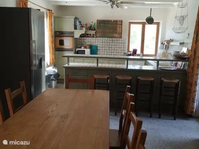 Descanso vacacional en Francia, Gard, Salazac  - casa vacacional Cocina amueblada con cuenta corriente en la piscina