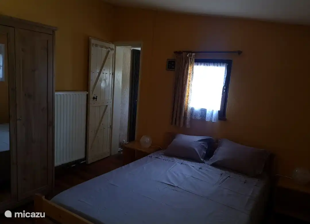 Schlafzimmer 5 mit Doppelbett und extra Klappbett.