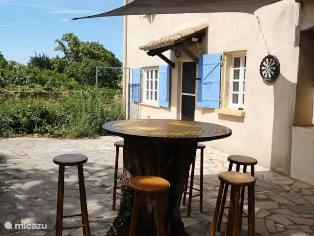 Descanso vacacional en Francia, Gard, Salazac  - casa vacacional Mesa de aperitivo en la terraza sur