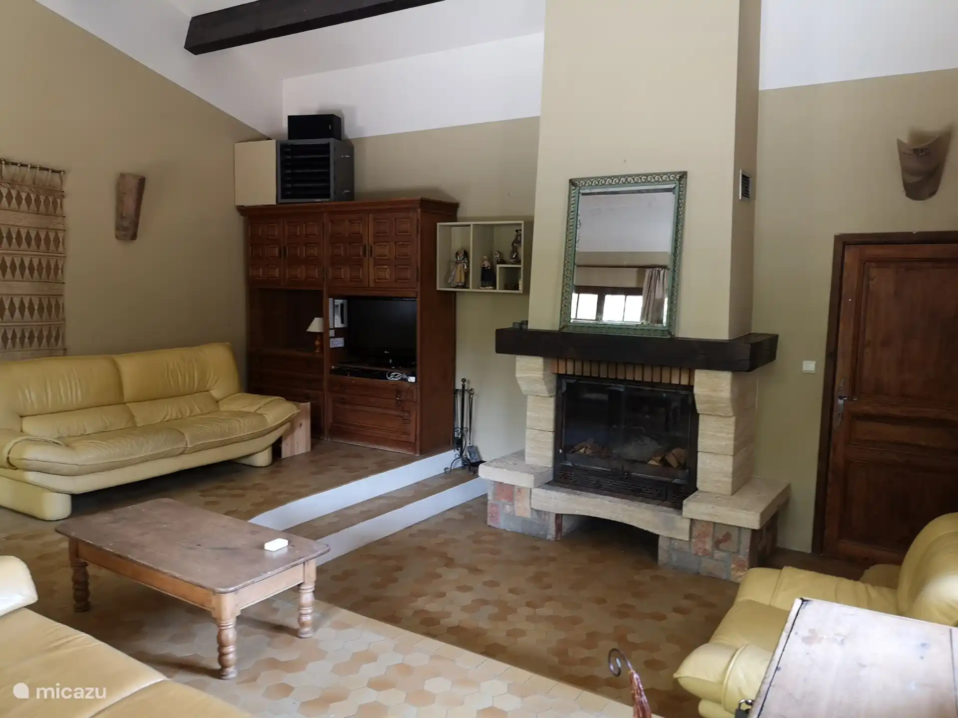 Geräumiges Wohnzimmer von 6 x 6 m mit Kamin