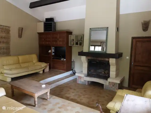 Descanso vacacional en Francia, Gard, Salazac  - casa vacacional Amplio salón comedor de 6m por 6m con chimenea