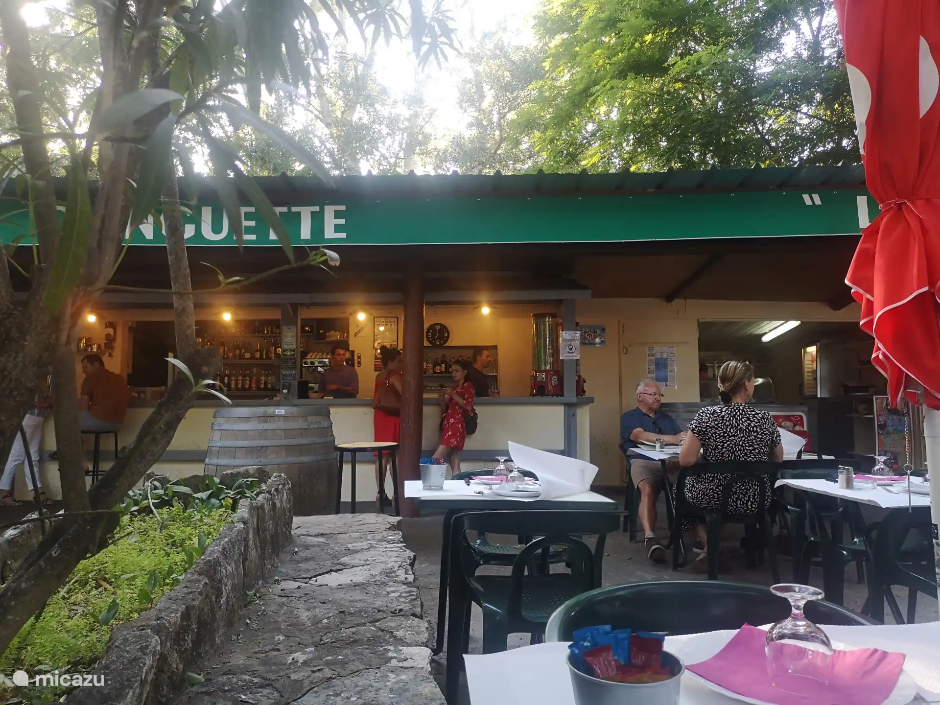 Restaurant unter freiem Himmel. Guinguette La Piboulette in Saint Paulet de Caisson