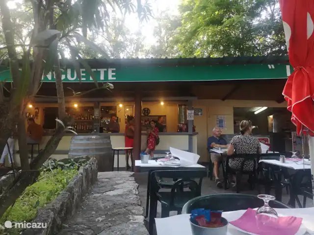 Descanso vacacional en Francia, Gard, Salazac  - casa vacacional Restaurante al aire libre. Guinguette La Piboulette en Saint Paulet de Caisson
