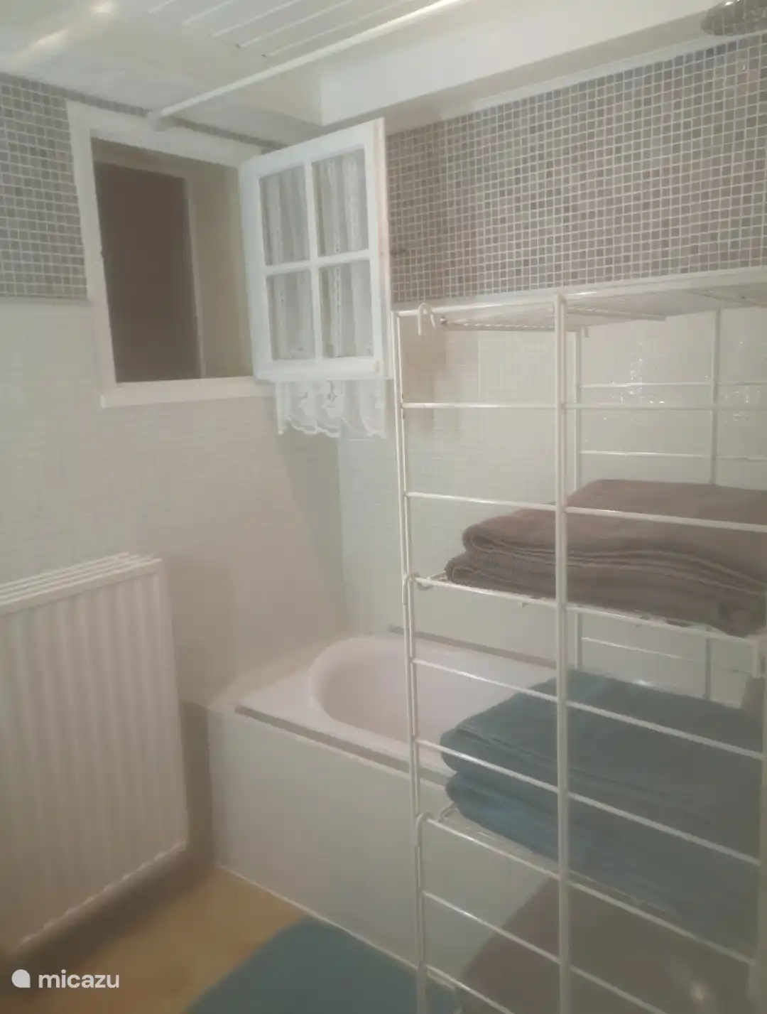 Badezimmer 1 mit Dusche/Badewanne