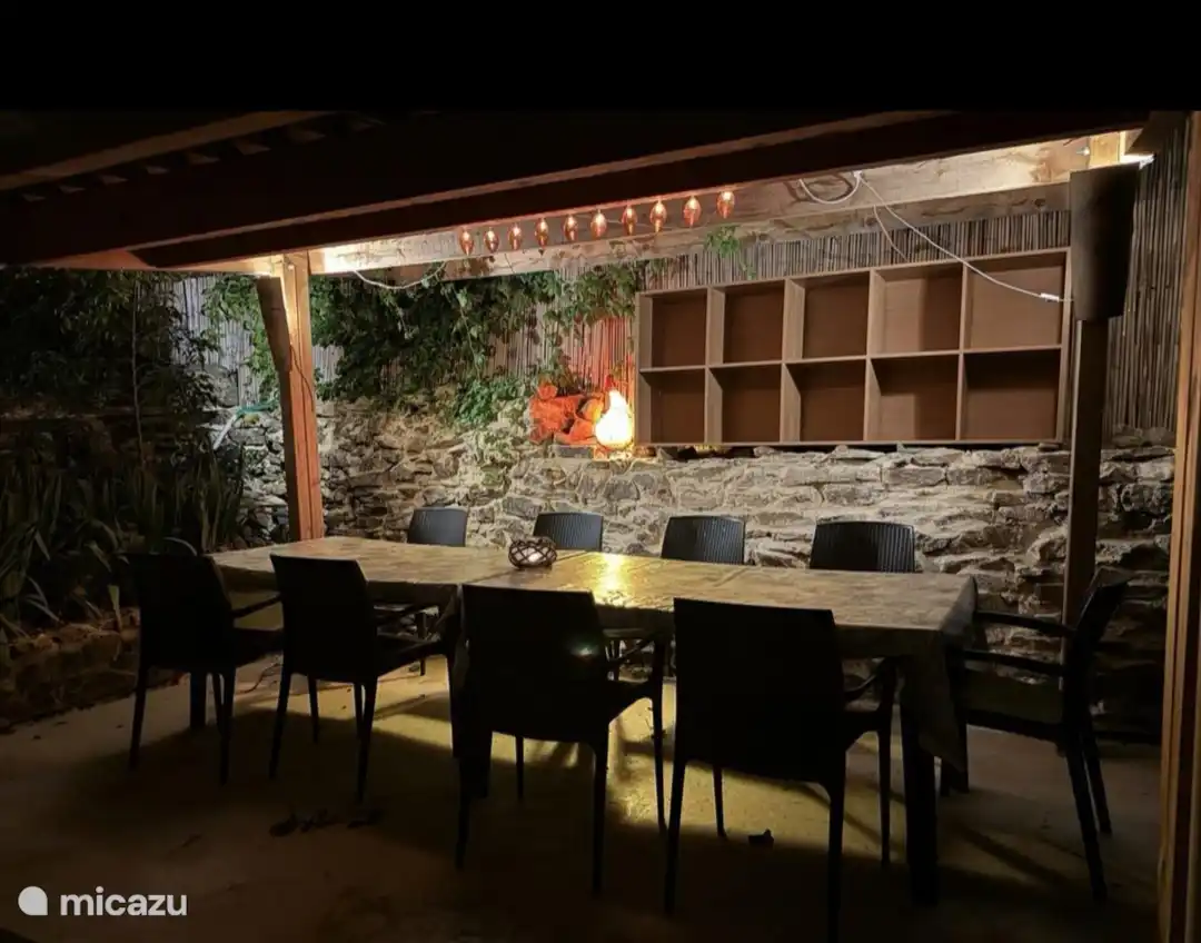 Schattige Terrasse mit Esstisch für 10 Personen