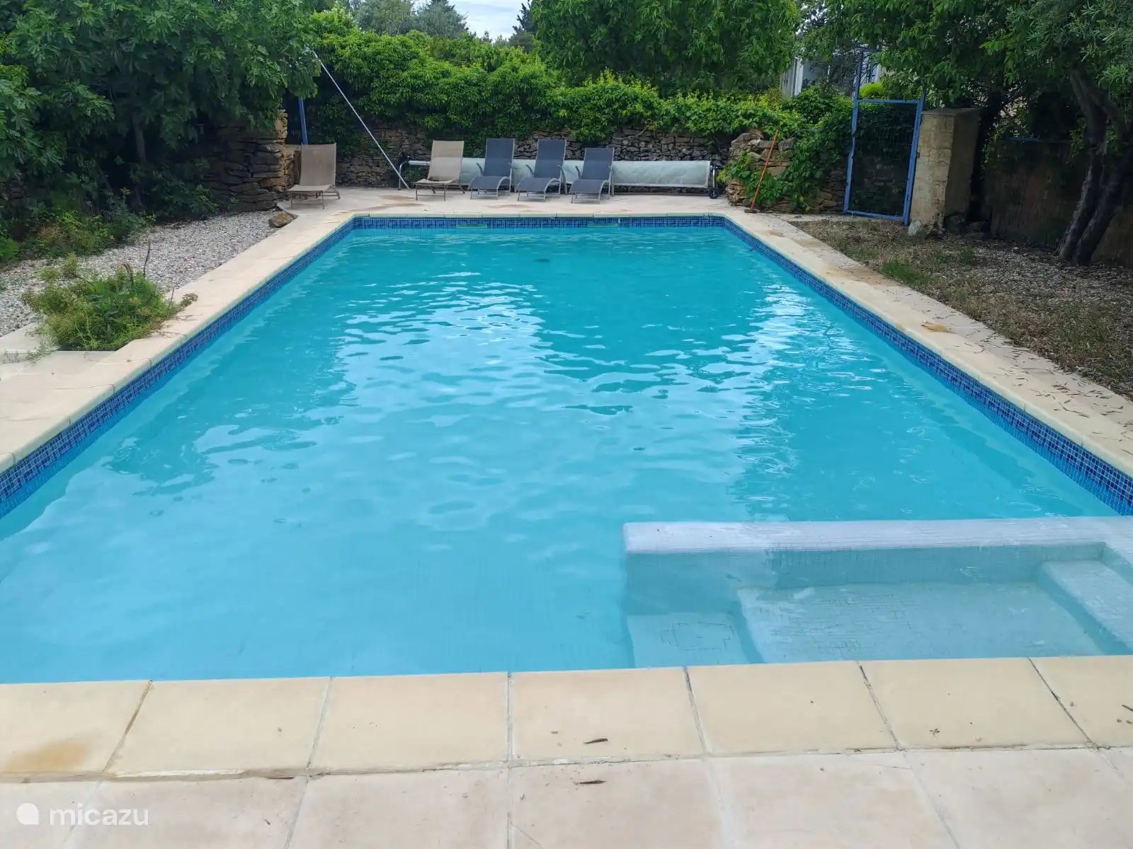 Beheiztes Schwimmbad von 5m x 10m. Von 0,80m geht es langsam über die Länge von 10m auf 1m70 Tiefe. Auf diese Weise kann jeder das Schwimmbad genießen. 