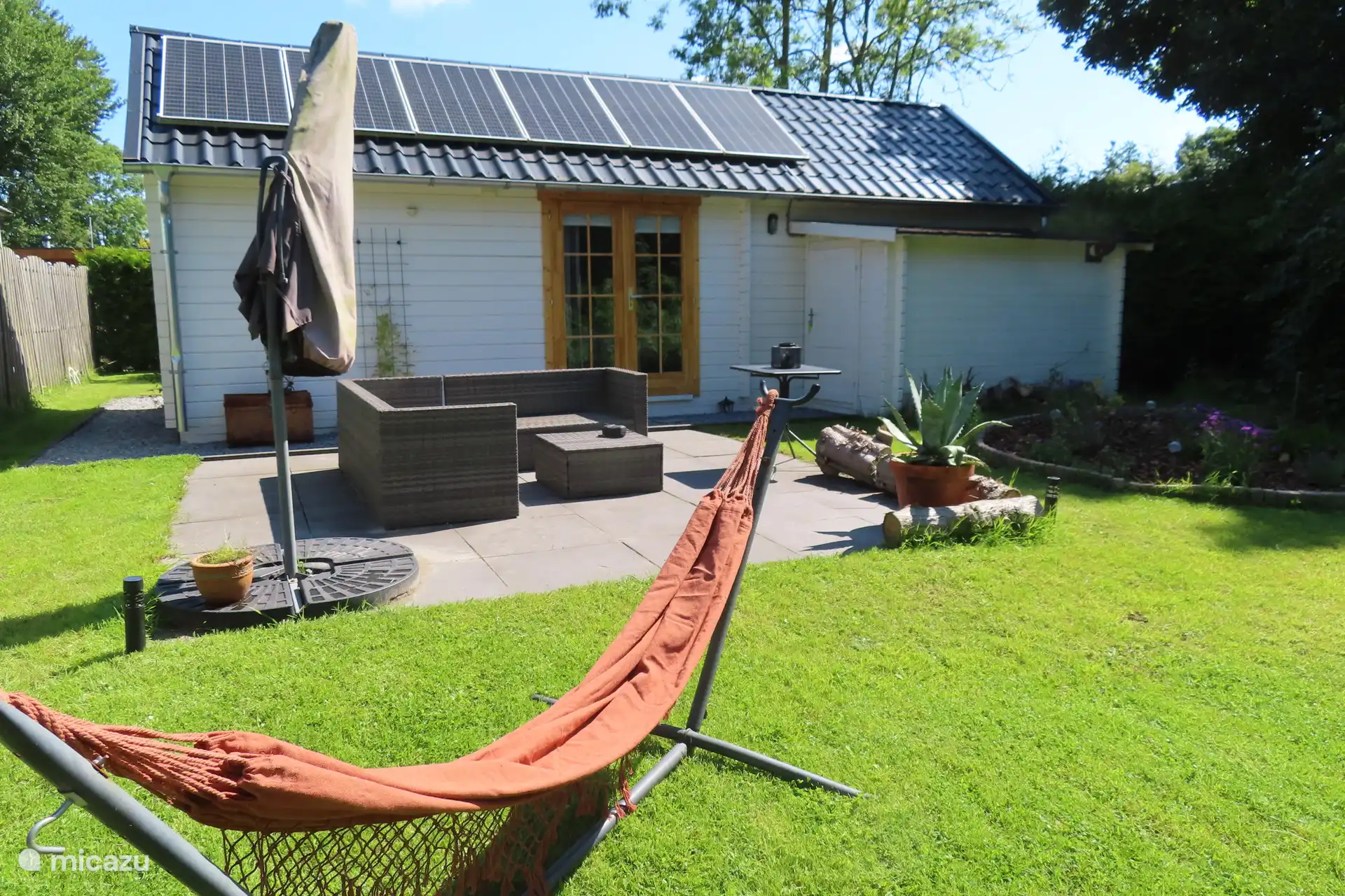 Schöner Garten rund um das Ferienhaus mit freiem Blick.