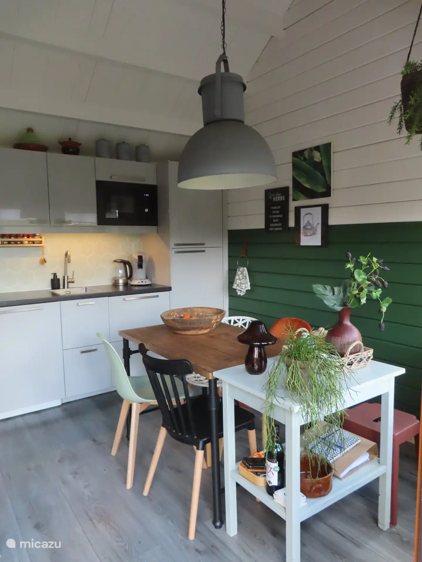 Wohnküche mit Geschirrspüler, Backofen, Mikrowelle und Waschmaschine/Trockner.