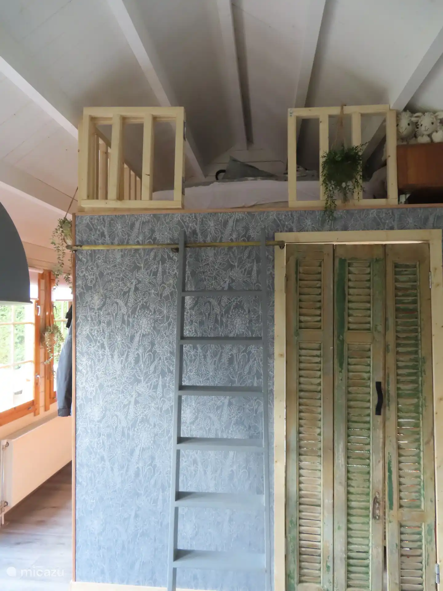 Dachboden mit 2 Schlafplätzen, Tor kann geschlossen werden.