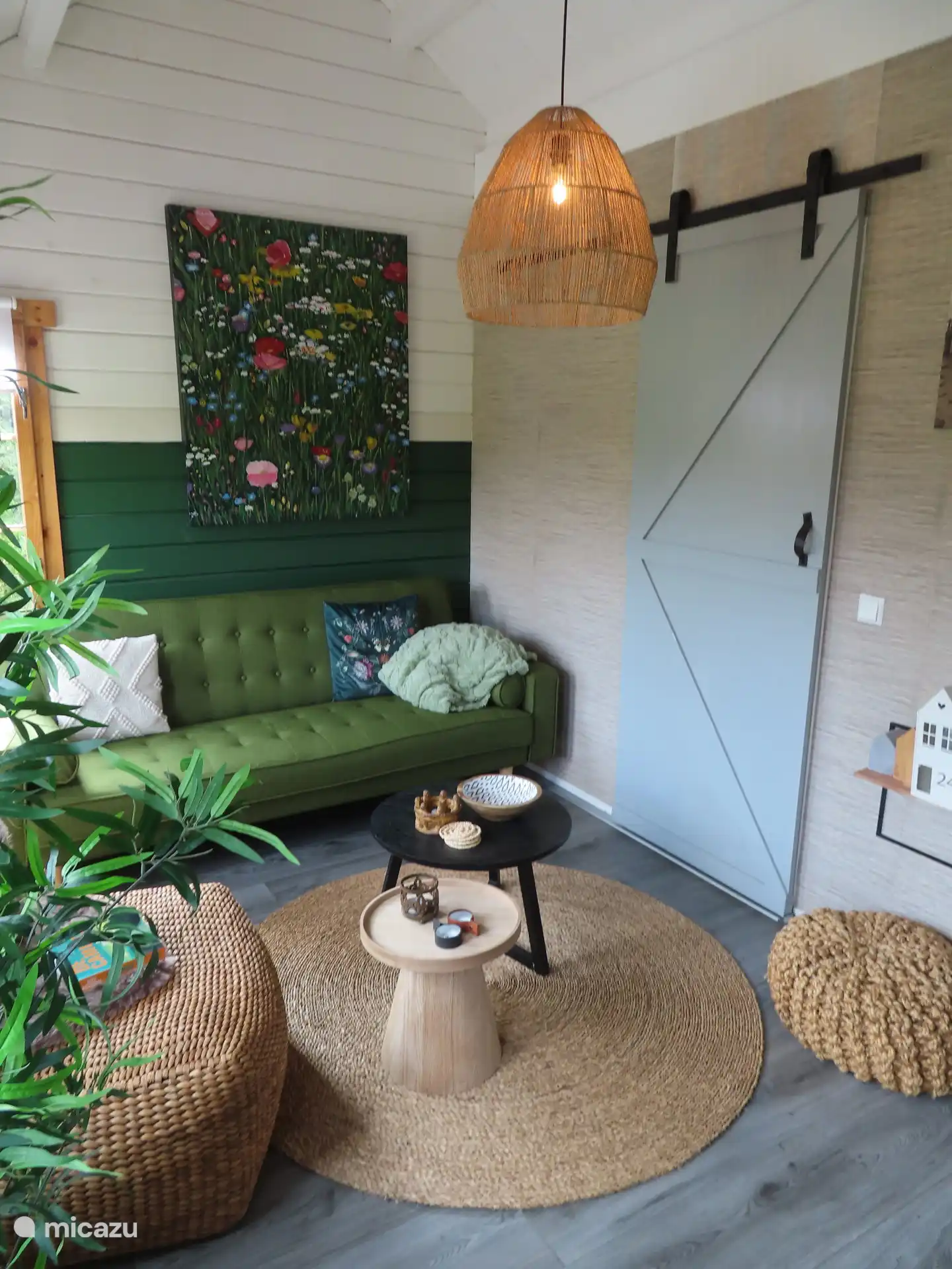 Wohnzimmer mit elektrischem Kamin und TV mit Netflix