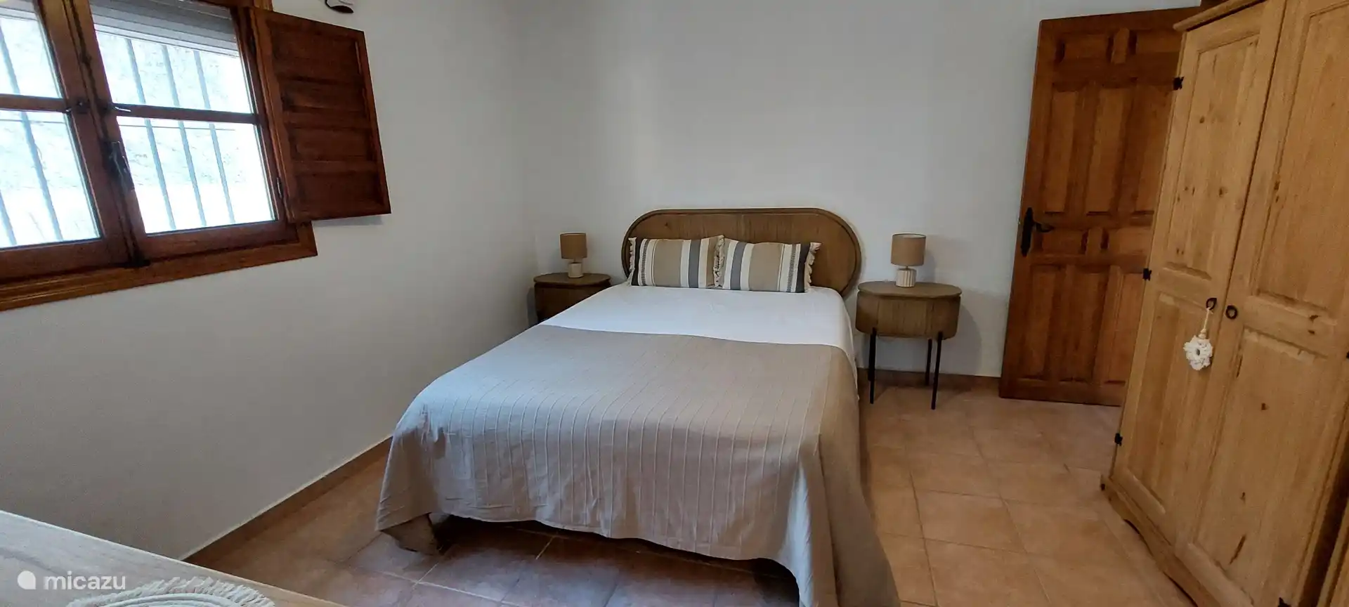 Slaapkamer 2 met 2 persoons bed en badkamer en suite.