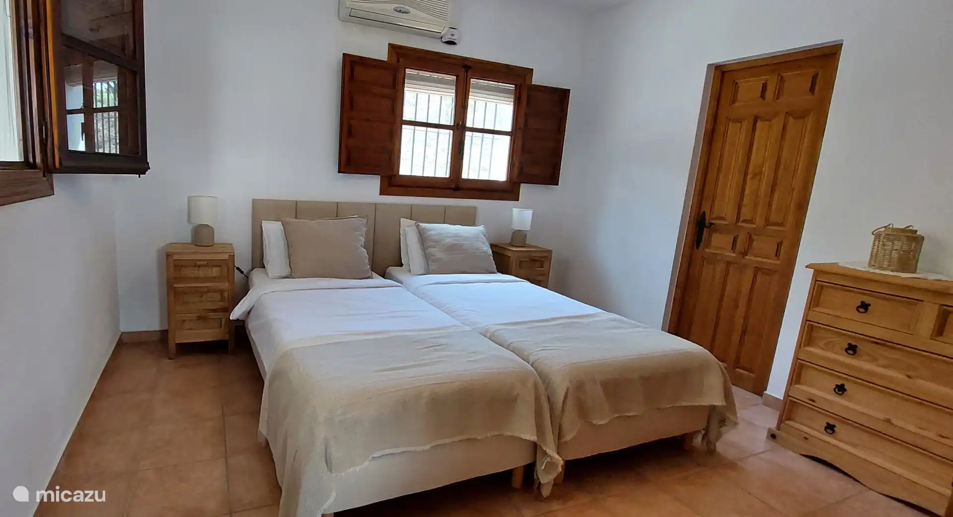 Slaapkamer 1 met groot 2 persoonsbed of 2 losse bedden en badkamer en suite.