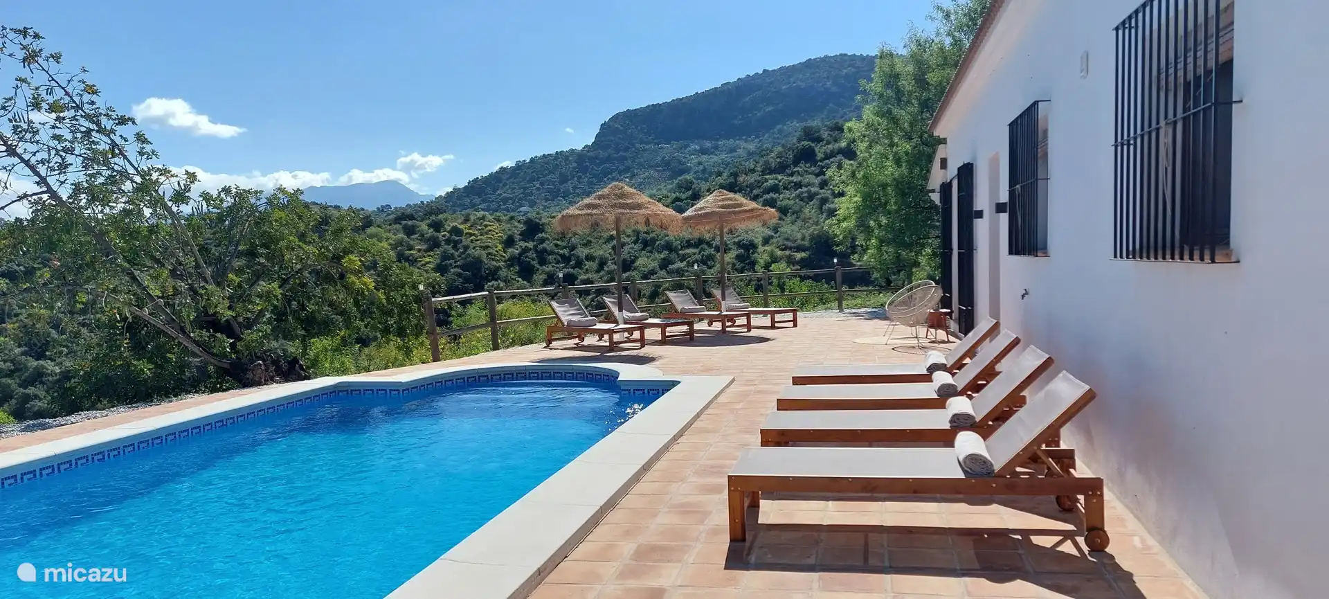 Heerlijk vertoeven bij het zwembad met ligbedden en parasols.
