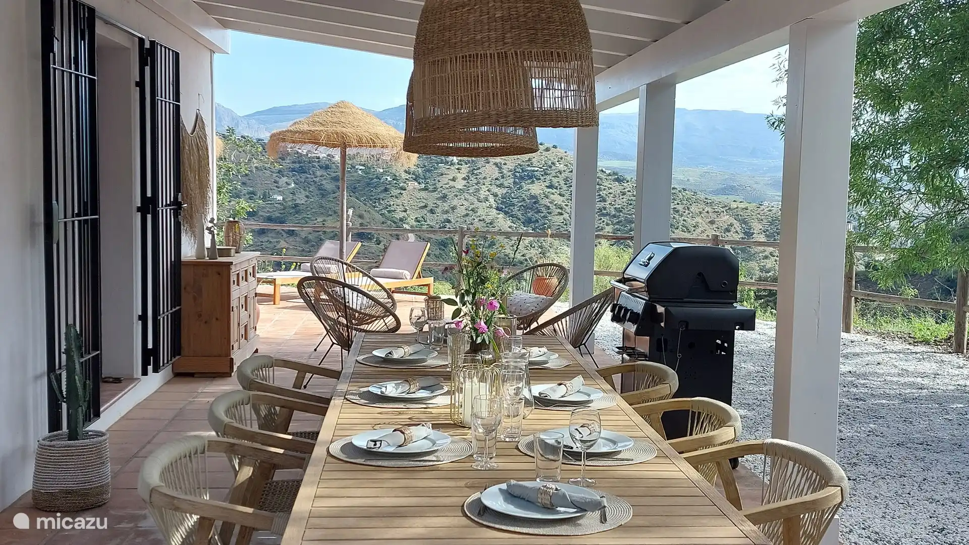 8 persoons eettafel en gas bbq
