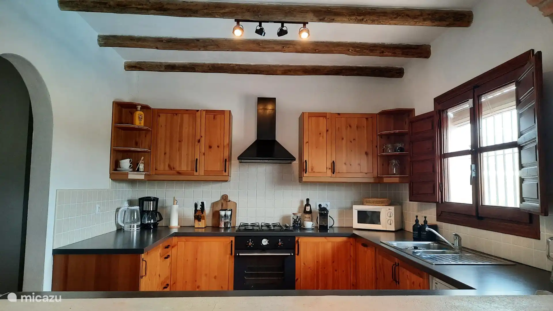 Volledig ingerichte keuken die van alle gemakken is voorzien.