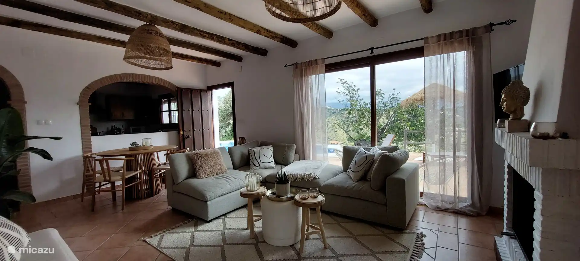 Zitgedeelte met tv en openhaard