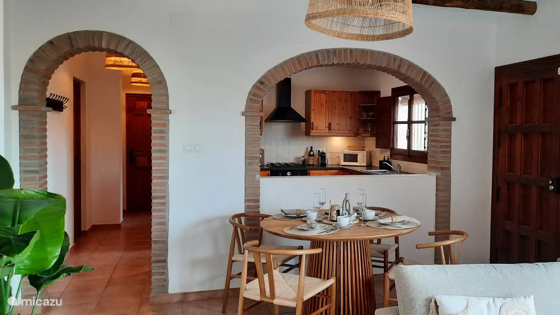 Eetgedeelte met (gedeeltelijk) open keuken.