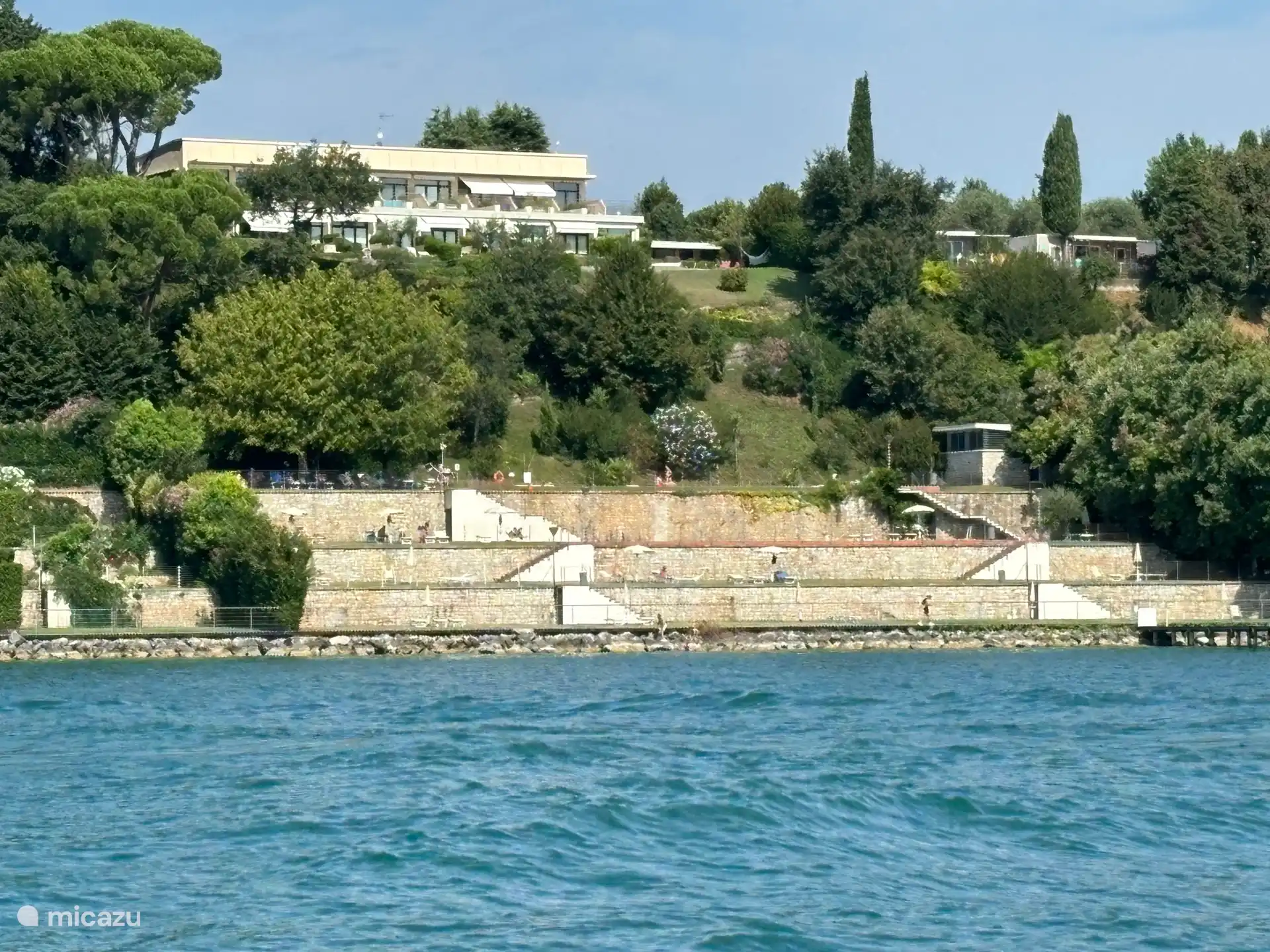vista del complejo desde el lago de Garda / agua