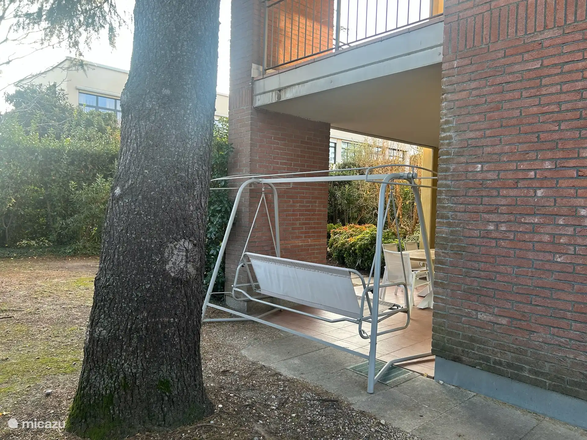 Jardín delantero y lateral