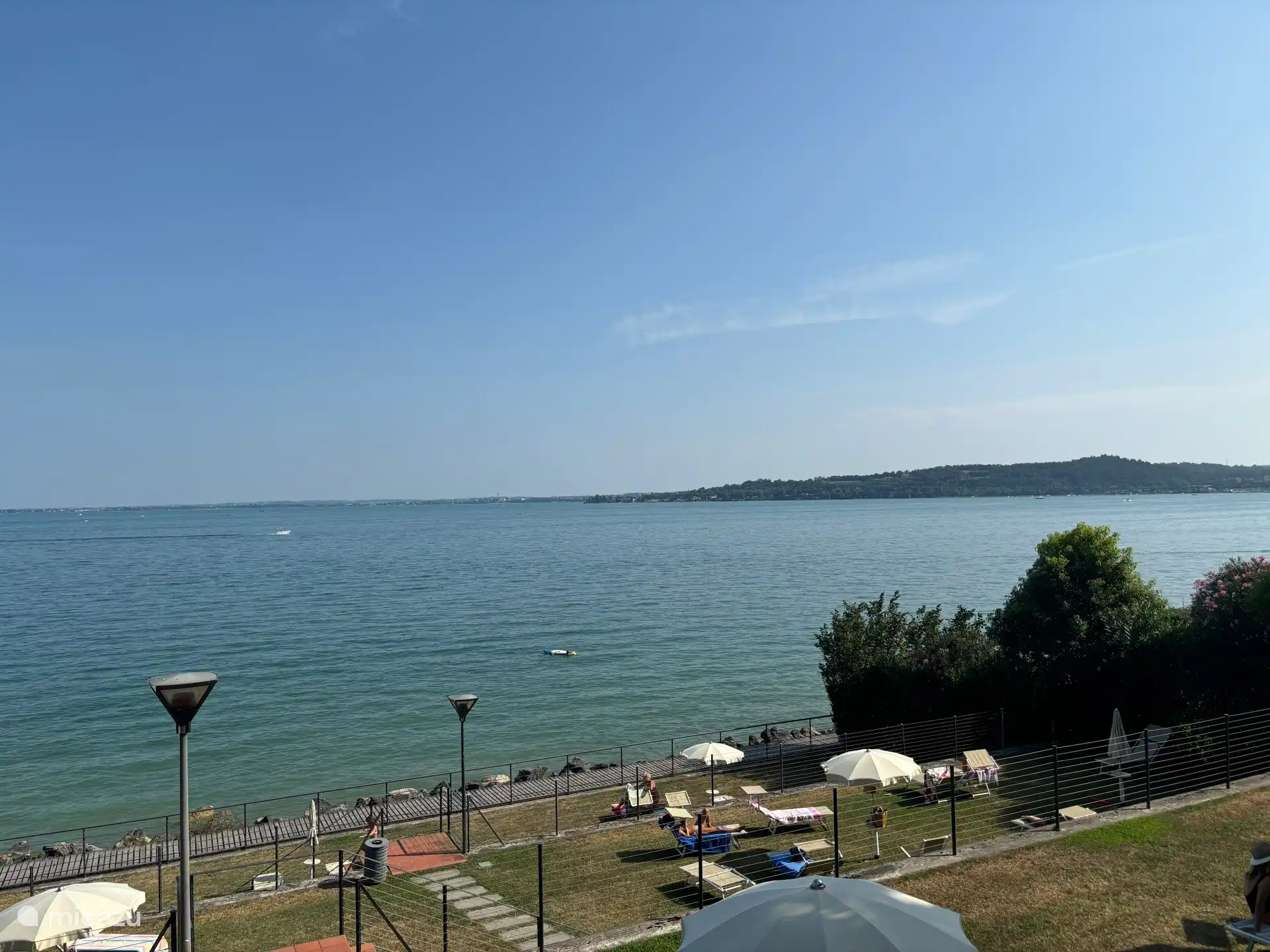 Lago de Garda, hamacas (gratis) y sombrillas para una estancia en el lago de Garda