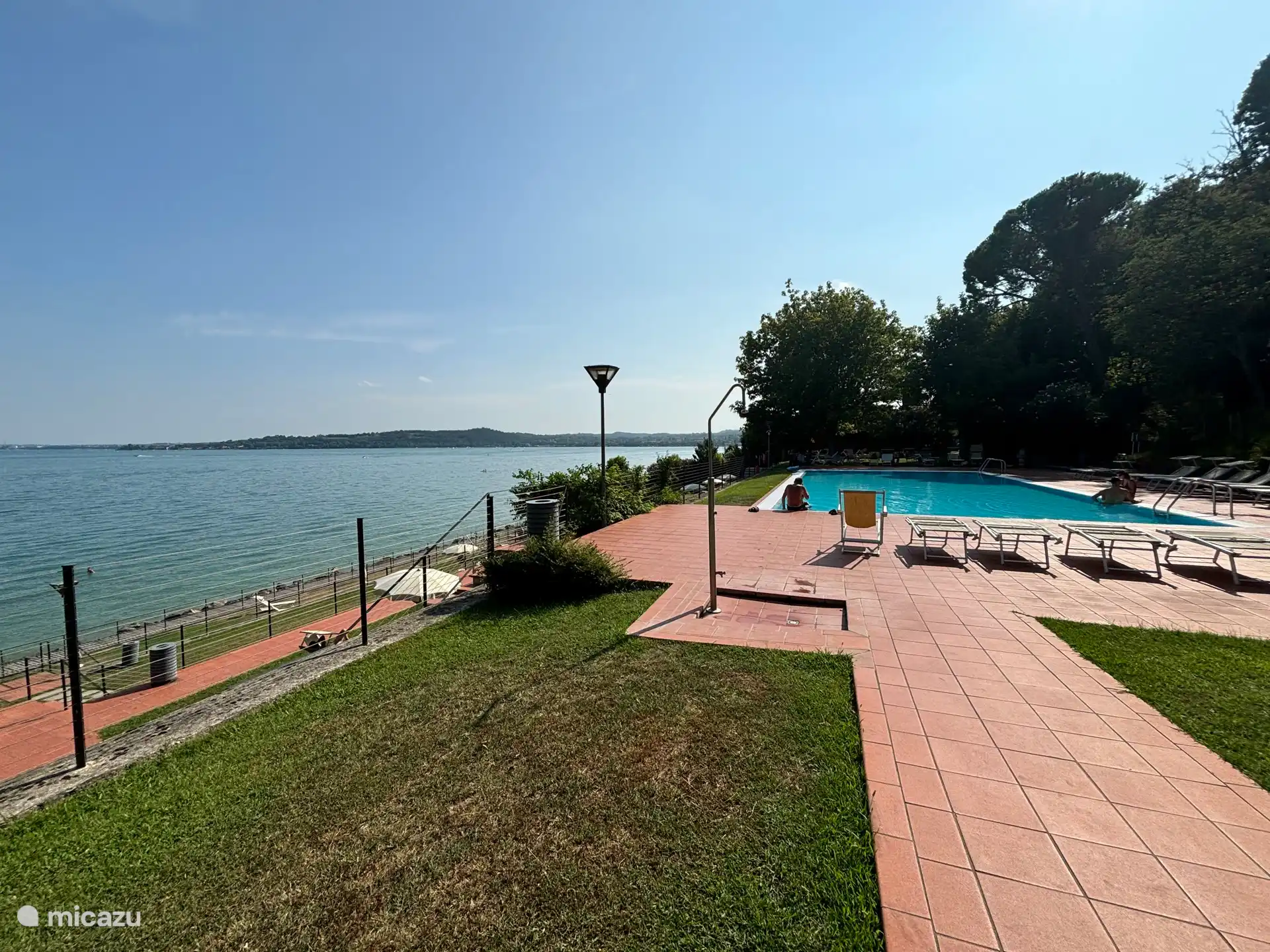 Piscina en el lago de Garda