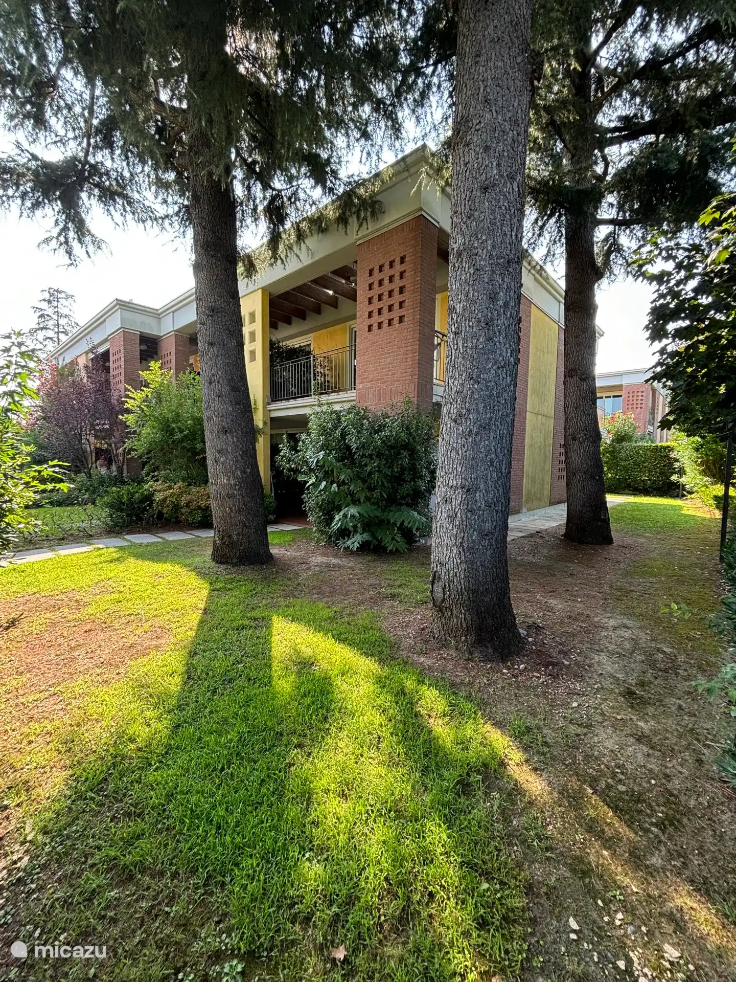 Apartamento con jardín delantero y jardín lateral con mucha sombra