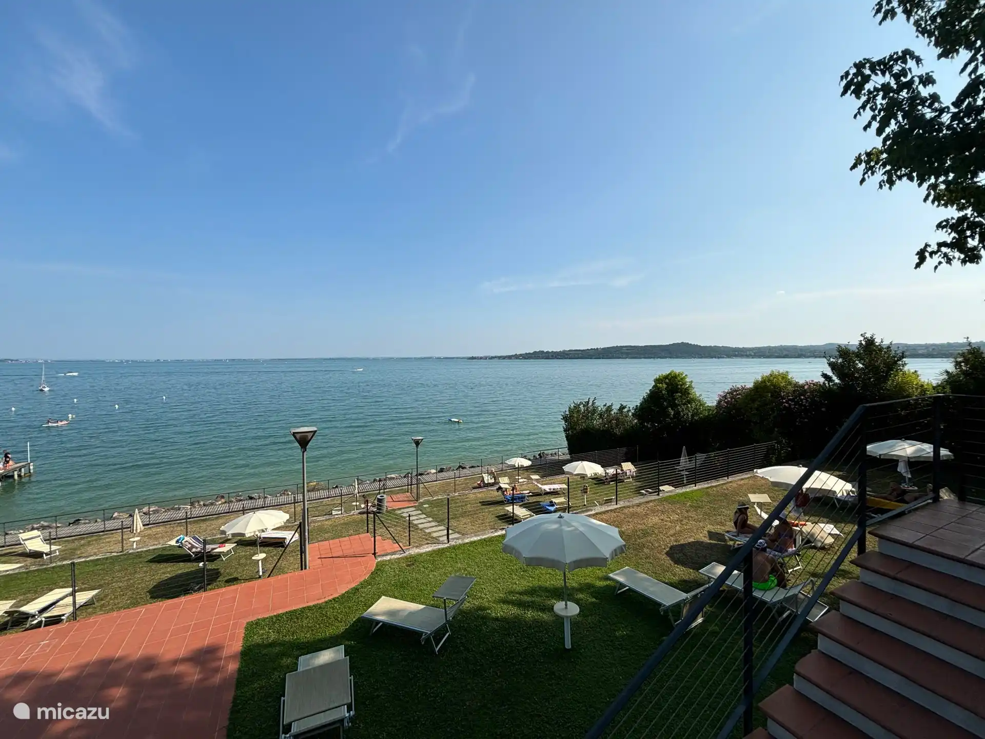 Gran vista con amplias áreas para tomar el sol solo para los huéspedes de Gardazzuro