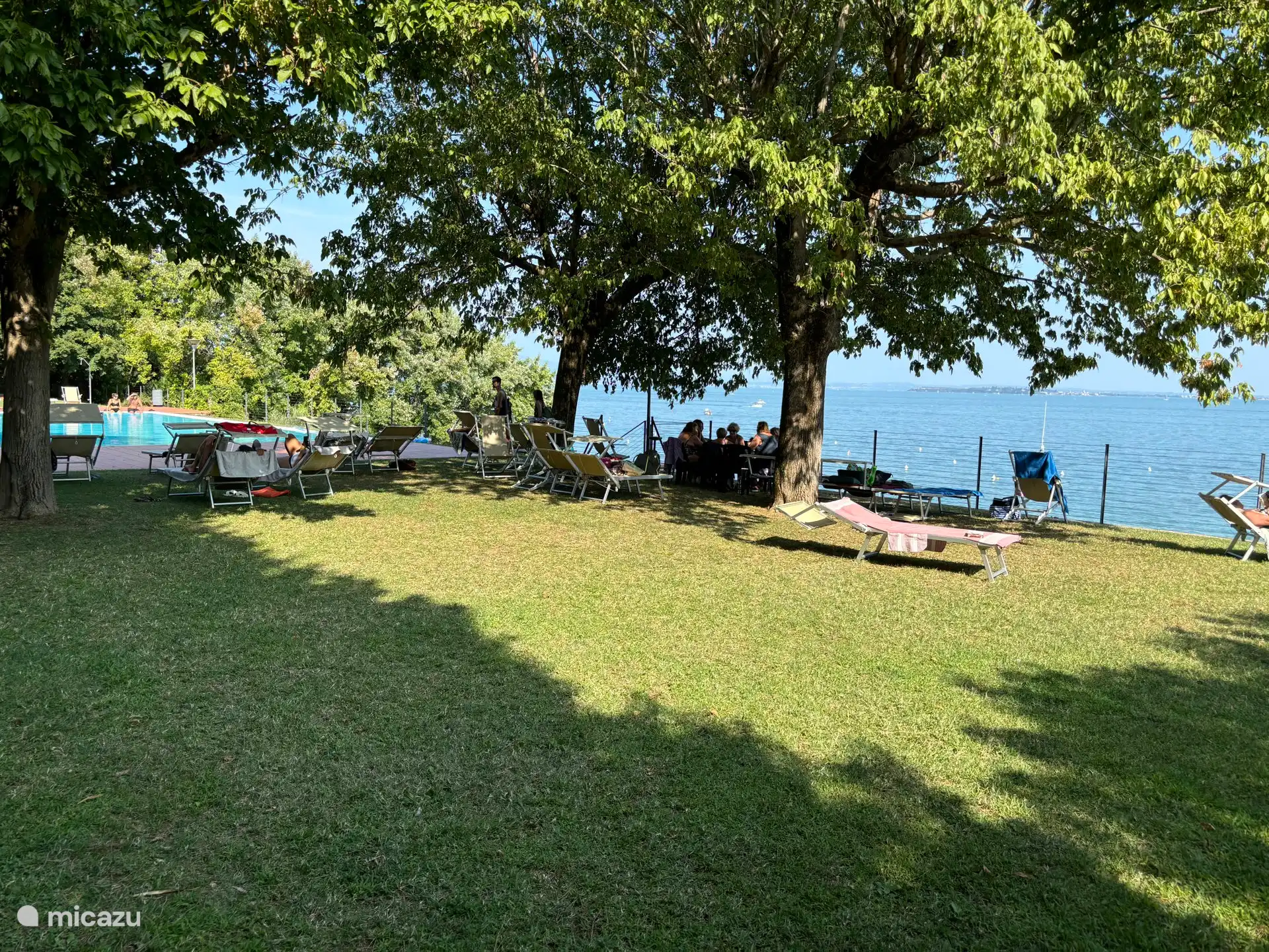 piscina panorámica con vistas al lago de Garda