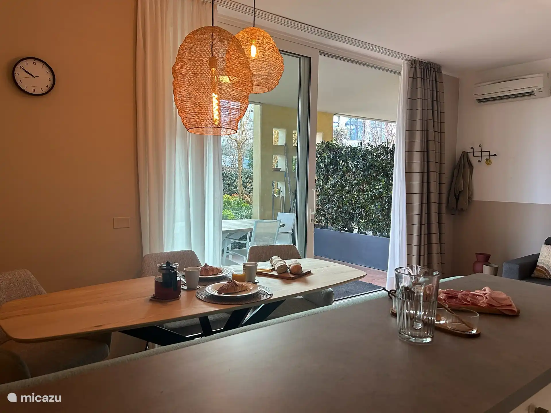 Comedor y puertas corredizas al jardín delantero