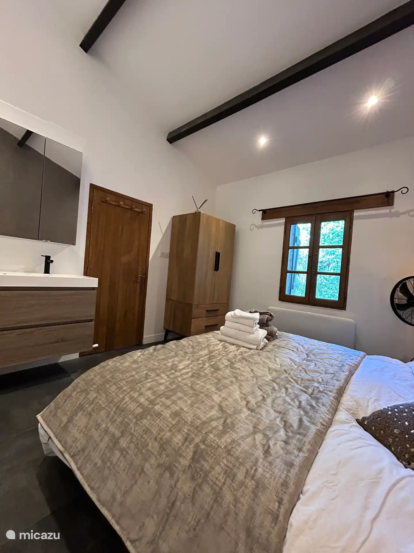 Separate washbasin in the master bedroom