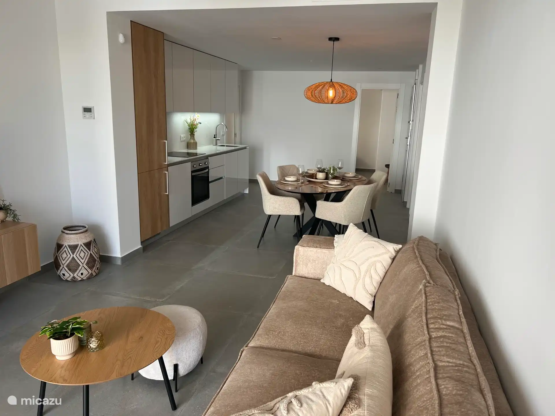 Salon avec vue sur la cuisine