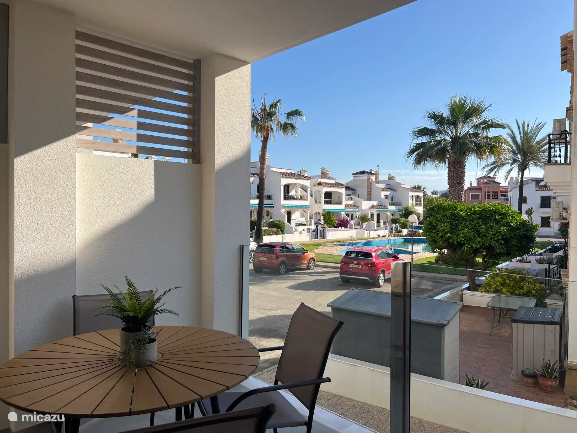 Balcon donnant sur la piscine