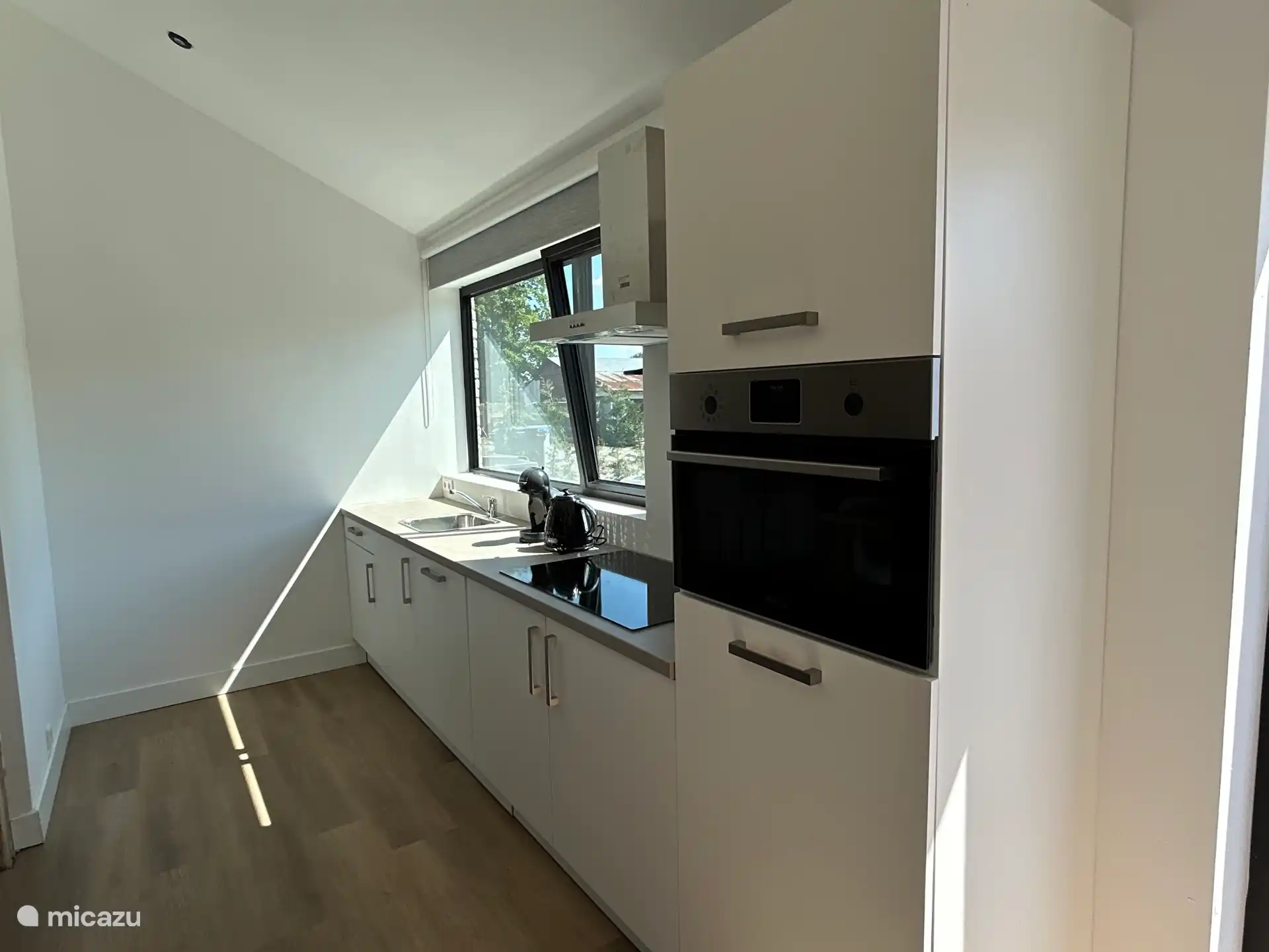 Kitchen equipped with the necessary accessories, induction hob, kettle and dolce gusto coffee machine