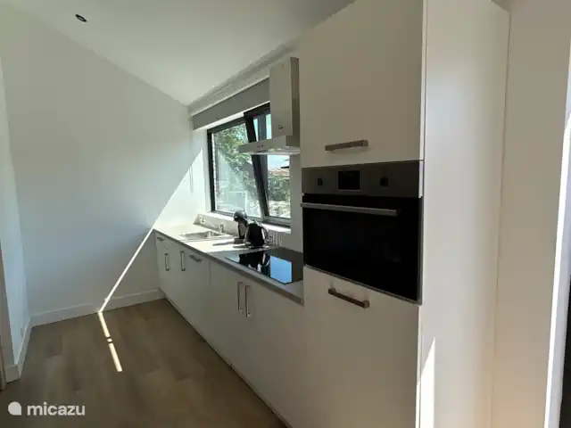 casa vacacional en Países Bajos, Zelanda, Philippine – Polderhuis Moderno Filipinas Cocina equipada con los accesorios necesarios, placa de inducción, hervidor de agua y cafetera dolce gusto