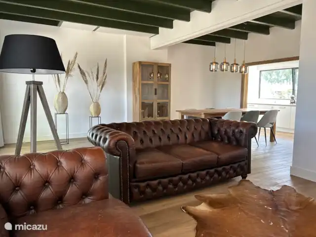 casa vacacional en Países Bajos, Zelanda, Philippine – Polderhuis Moderno Filipinas Sala de estar con sofás chesterfield y un aspecto moderno