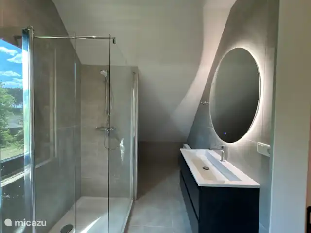 casa vacacional en Países Bajos, Zelanda, Philippine – Polderhuis Moderno Filipinas Cuarto de baño con ducha a ras de suelo y gran espejo redondo