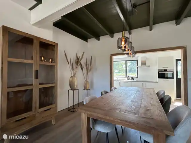 casa vacacional en Países Bajos, Zelanda, Philippine – Polderhuis Moderno Filipinas Zona de comedor seguida de la cocina