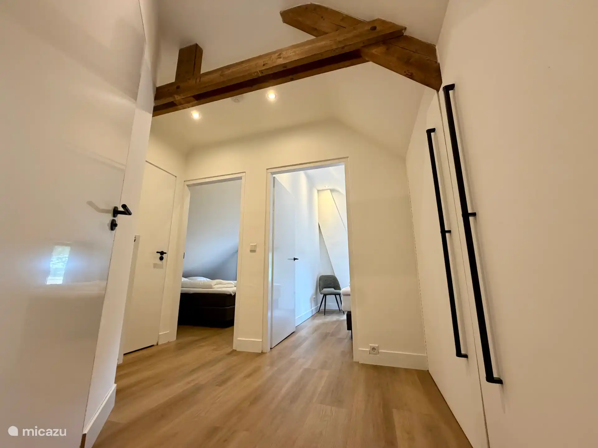 Pasillo de la planta superior con espacio de almacenamiento, 2 dormitorios, baño y aseo independiente