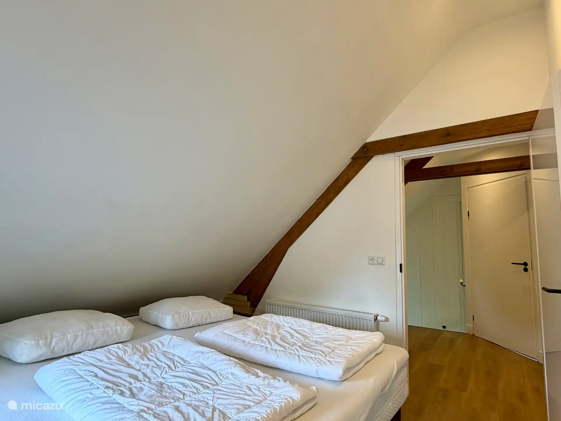 Dormitorio 2 en la planta de arriba con cama doble de somier 