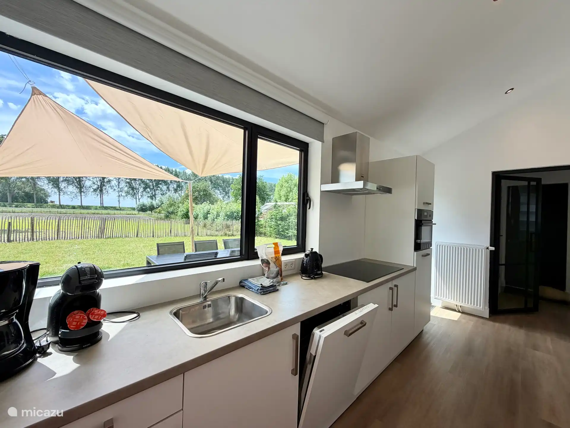 Cocina con vistas panorámicas al jardín 